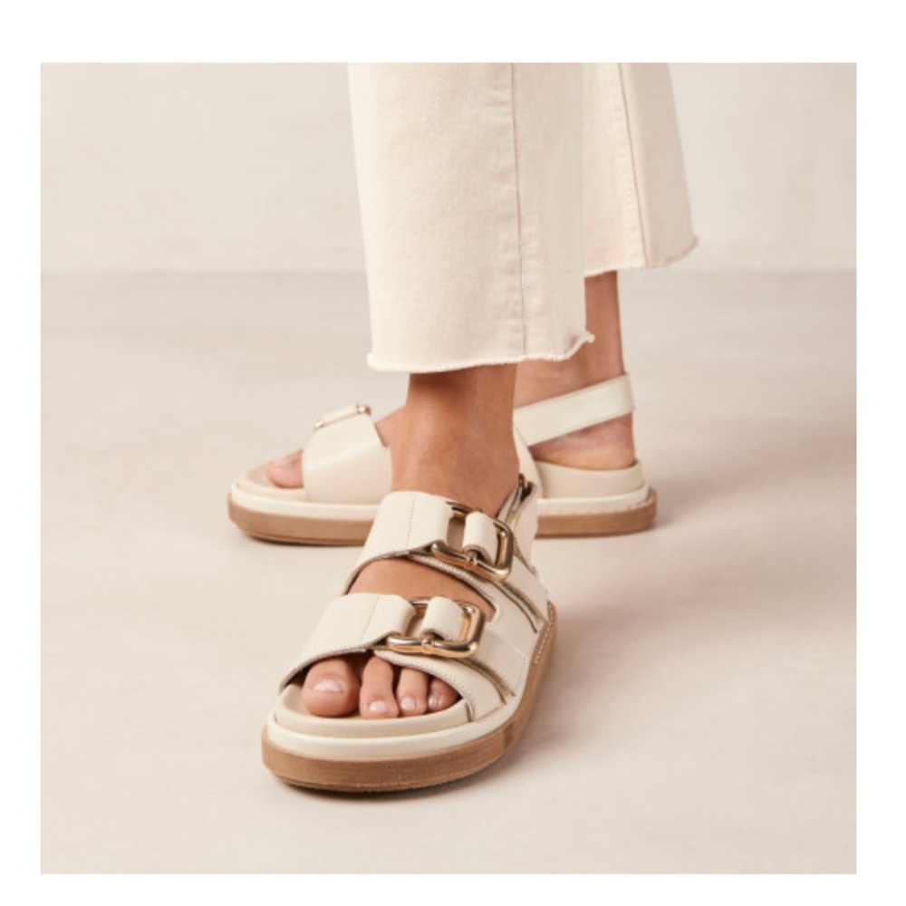 ALOHAS Cream Buckle Sandals